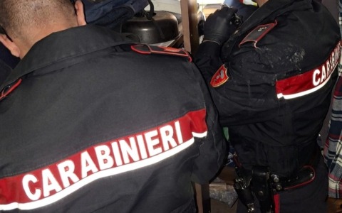 Furto al Waterfront Mall, tre carabinieri bloccano un 27enne
