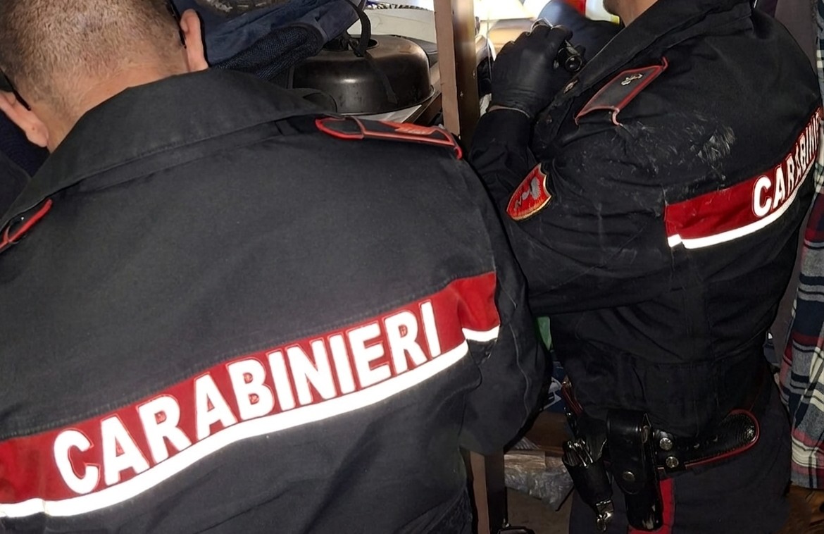 Furto al Waterfront Mall, tre carabinieri bloccano un 27enne