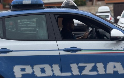 Ubriaco danneggia tre auto con una pietra a Genova